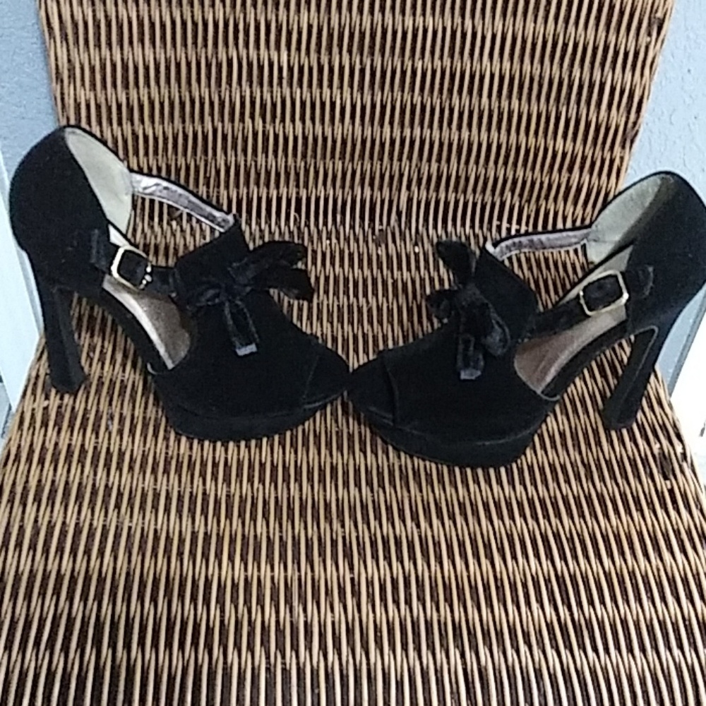 Shoes - Picture 3 of 5